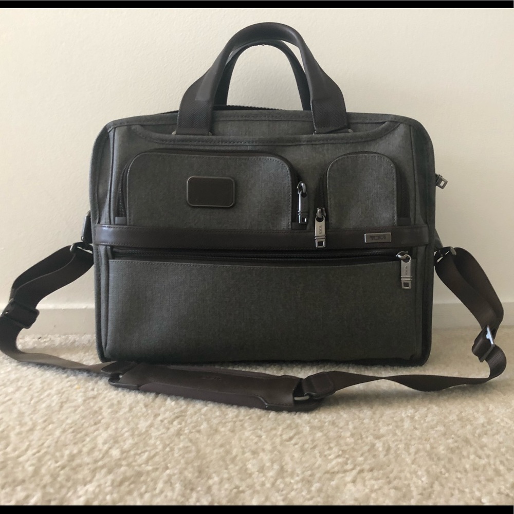 Tumi Alpha 2 bravo large laptop bag. NWT